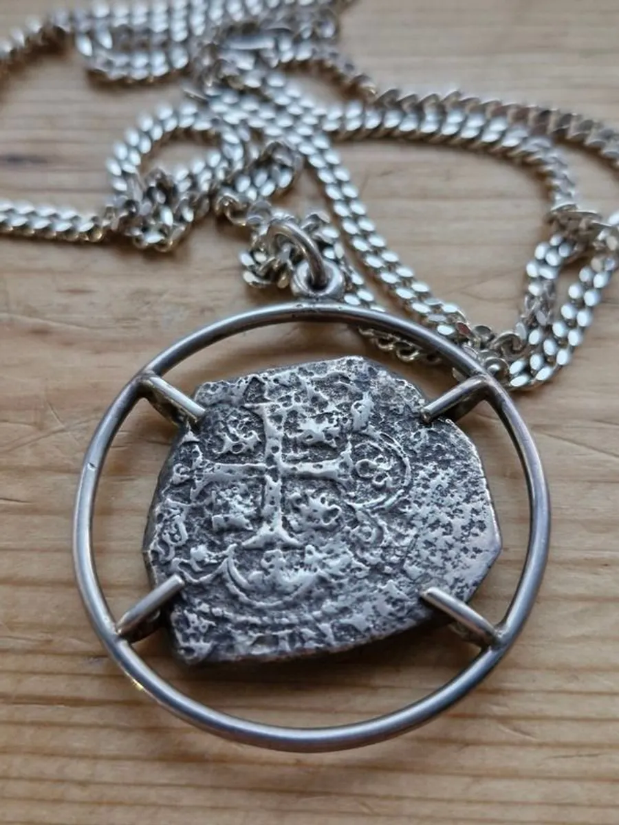 1733 Spanish Mexico 8 Reales Genuine Colonial Pirate Treasure Cob 8R Coin set in pendant with old 925 stamped chain - Image 3