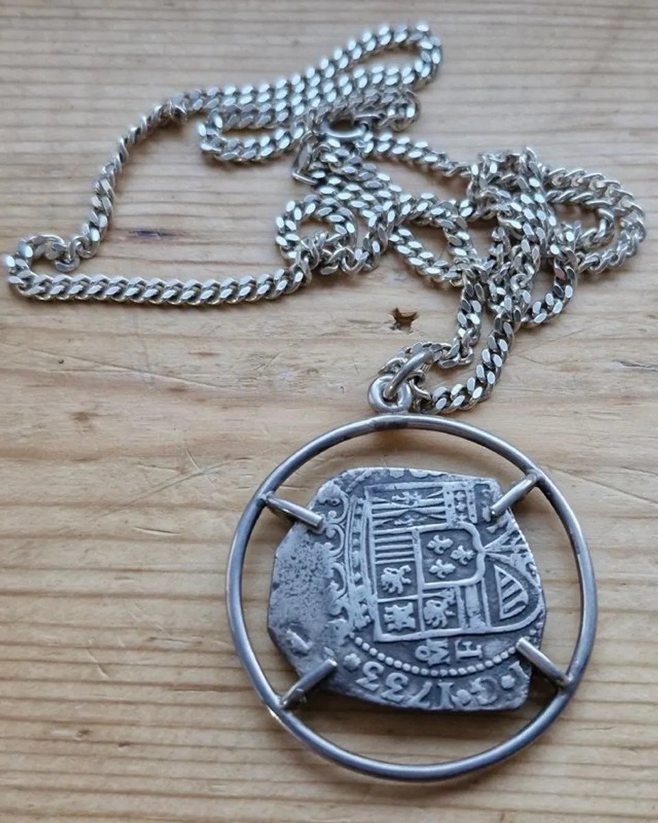 1733 Spanish Mexico 8 Reales Genuine Colonial Pirate Treasure Cob 8R Coin set in pendant with old 925 stamped chain - Image 4