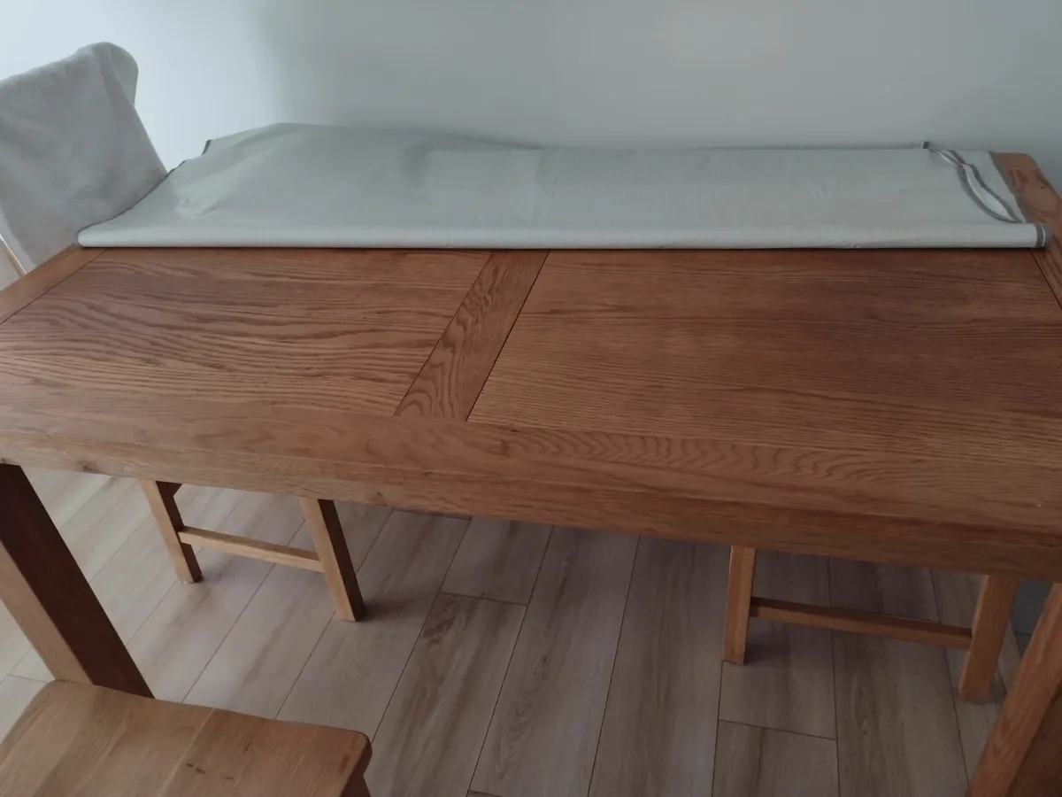 Beautiful solid Oak EZliving dining table - Image 1