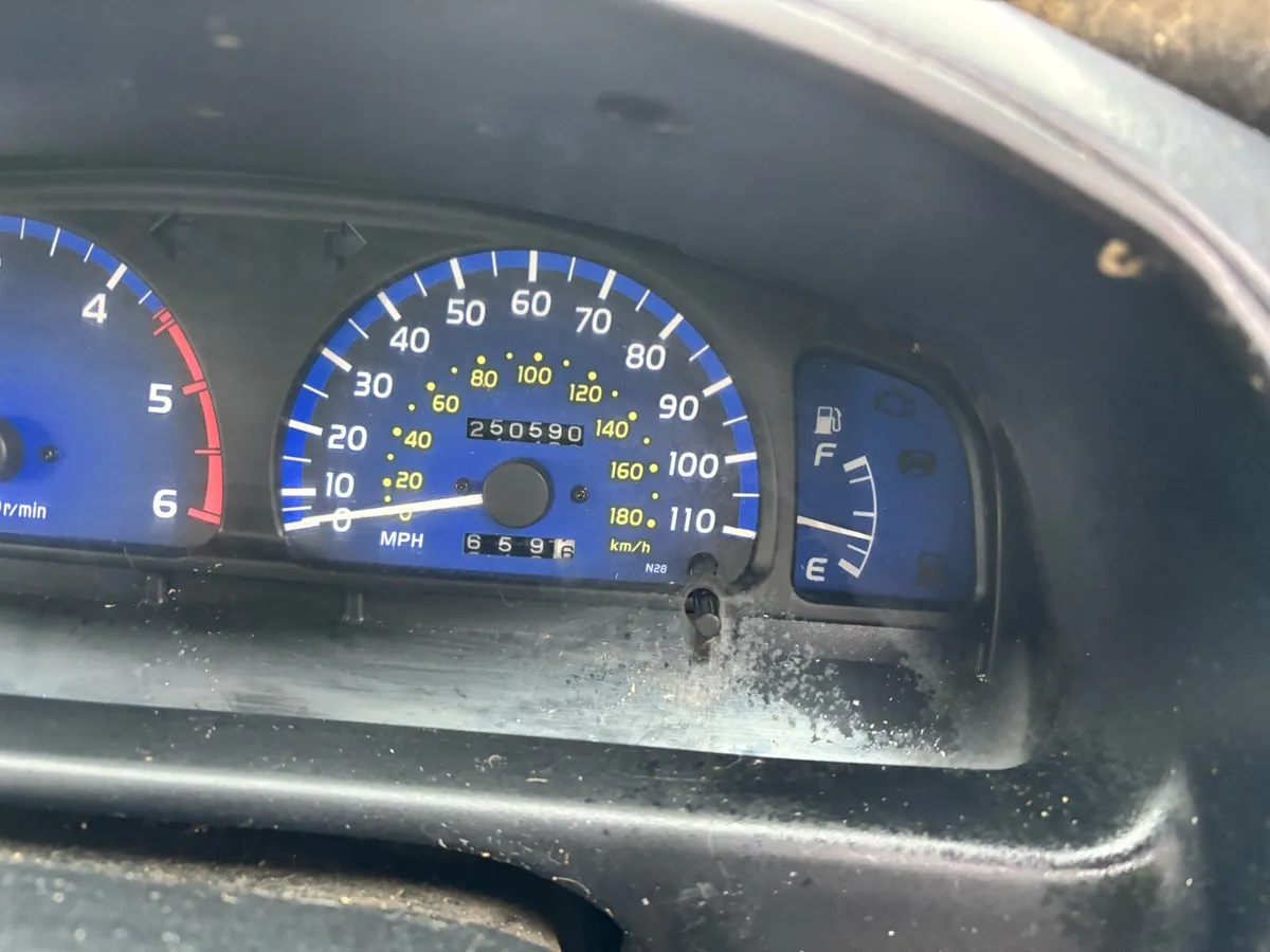 02 Toyota Hilux SR5 - Image 2