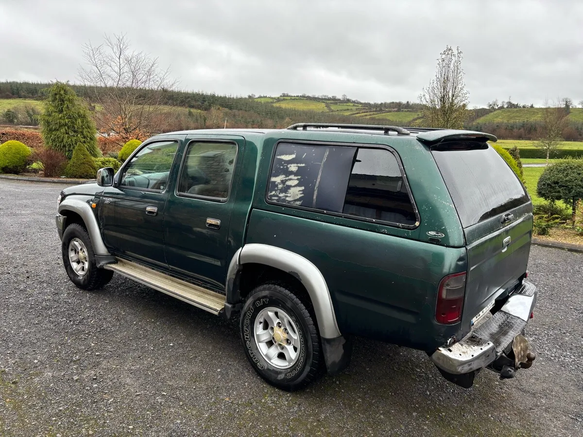 02 Toyota Hilux SR5 - Image 3