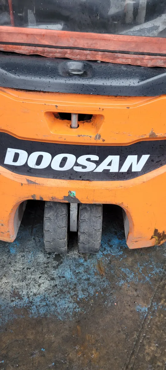 Electric Doosan 1.5 ton forklift - Image 3