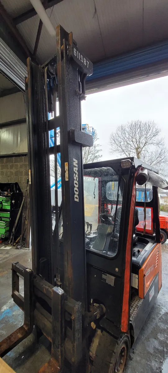 Electric Doosan 1.5 ton forklift - Image 2