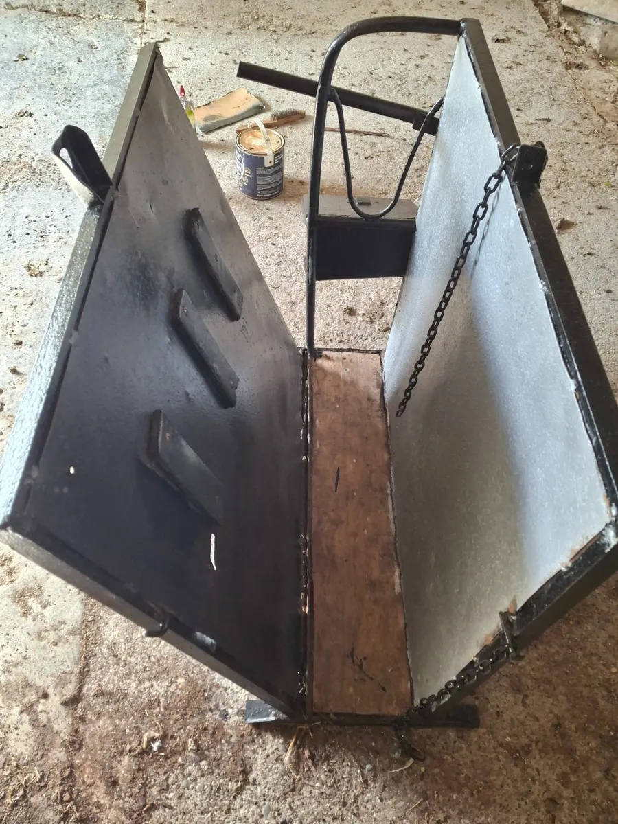 Calf Dehorning Crate – Refurbished Heavy-Duty - Image 3