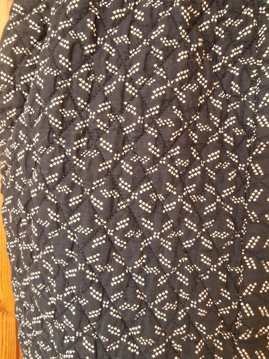 Black & white lightly padded gilet jacket sz 28 - Image 2