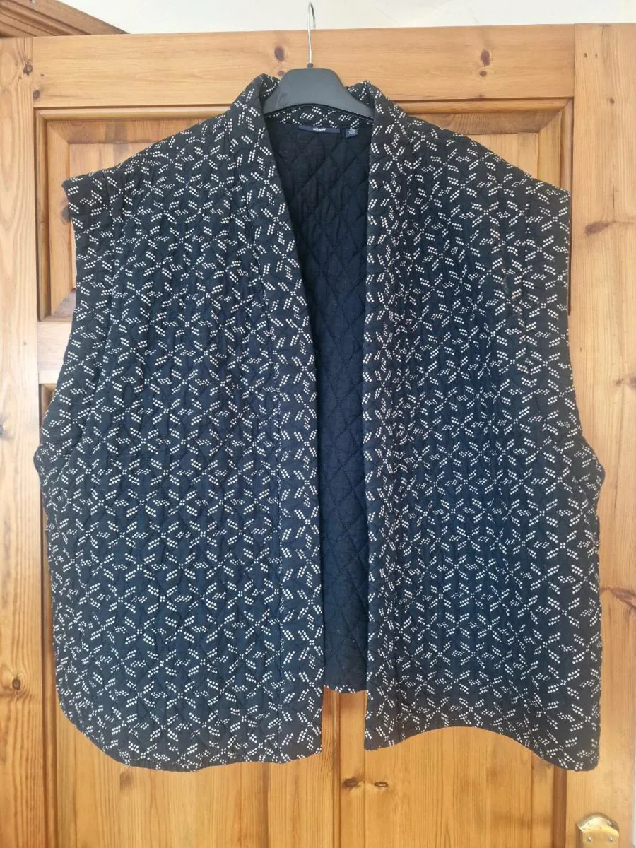 Black & white lightly padded gilet jacket sz 28 - Image 3