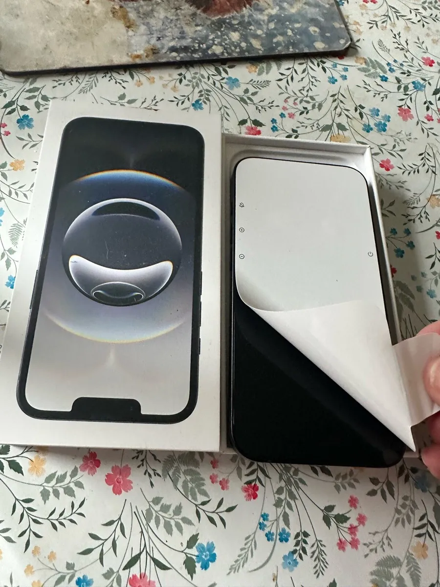 iPhone 16E - Image 3