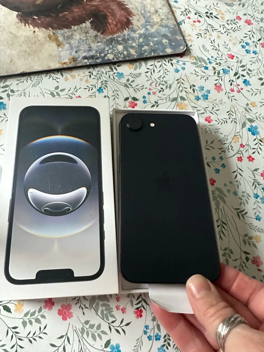 iPhone 16E - Image 4