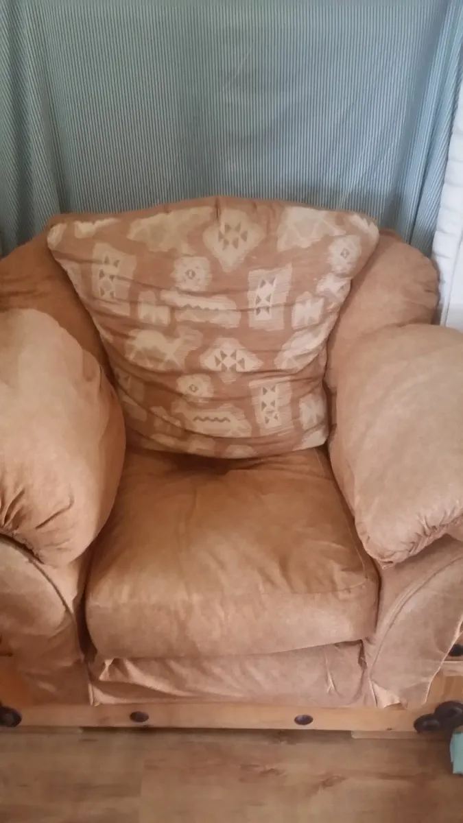 3-2-1- living room suit excellent condition - Image 3