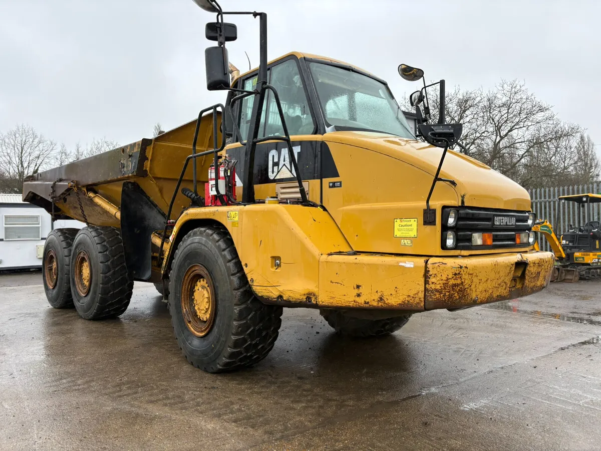 CATERPILLAR 725 6X6 DUMPER - Image 1