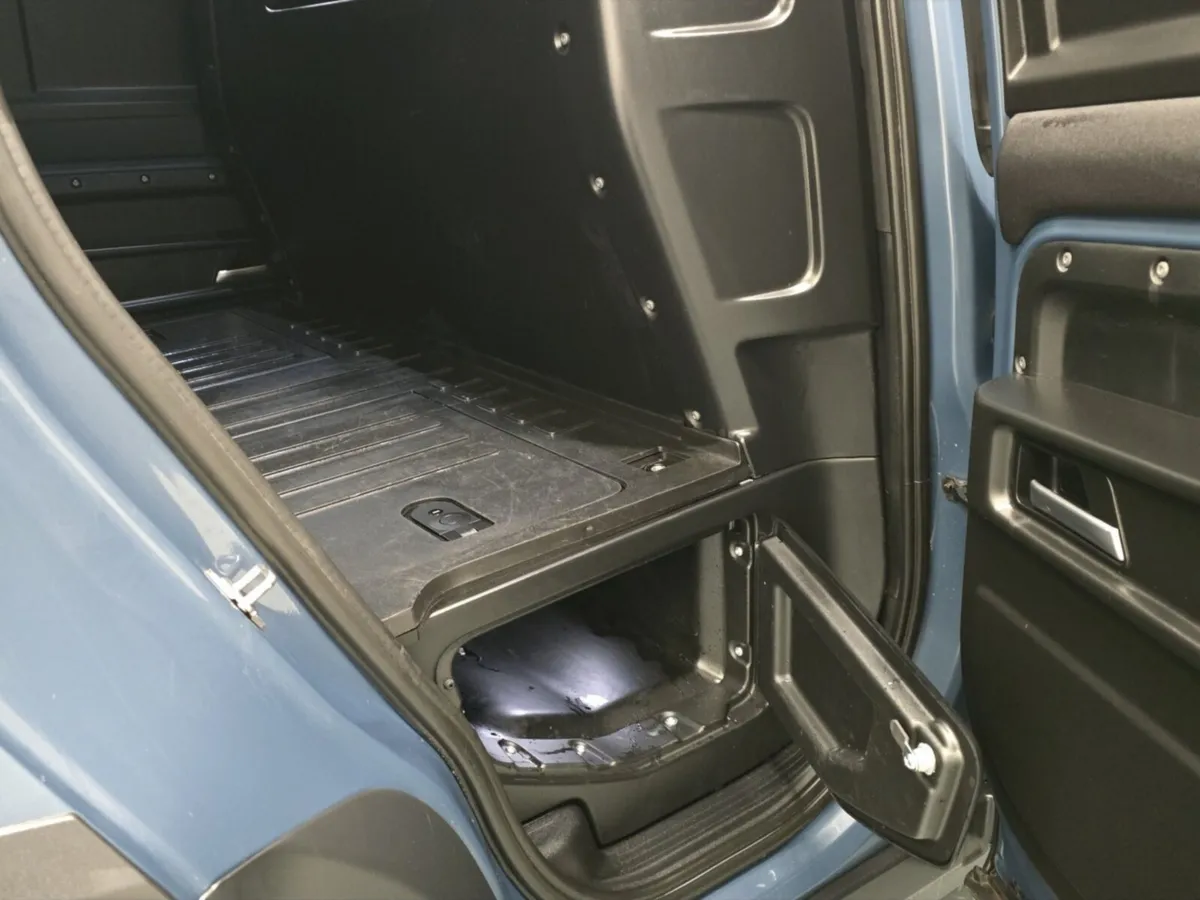 Land Rover Defender 110 Diesel SE - Image 4