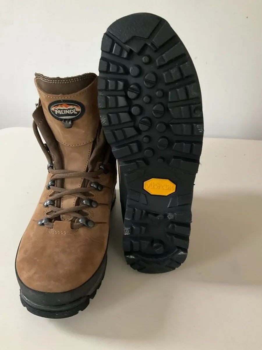 Hiking boots - Image 2