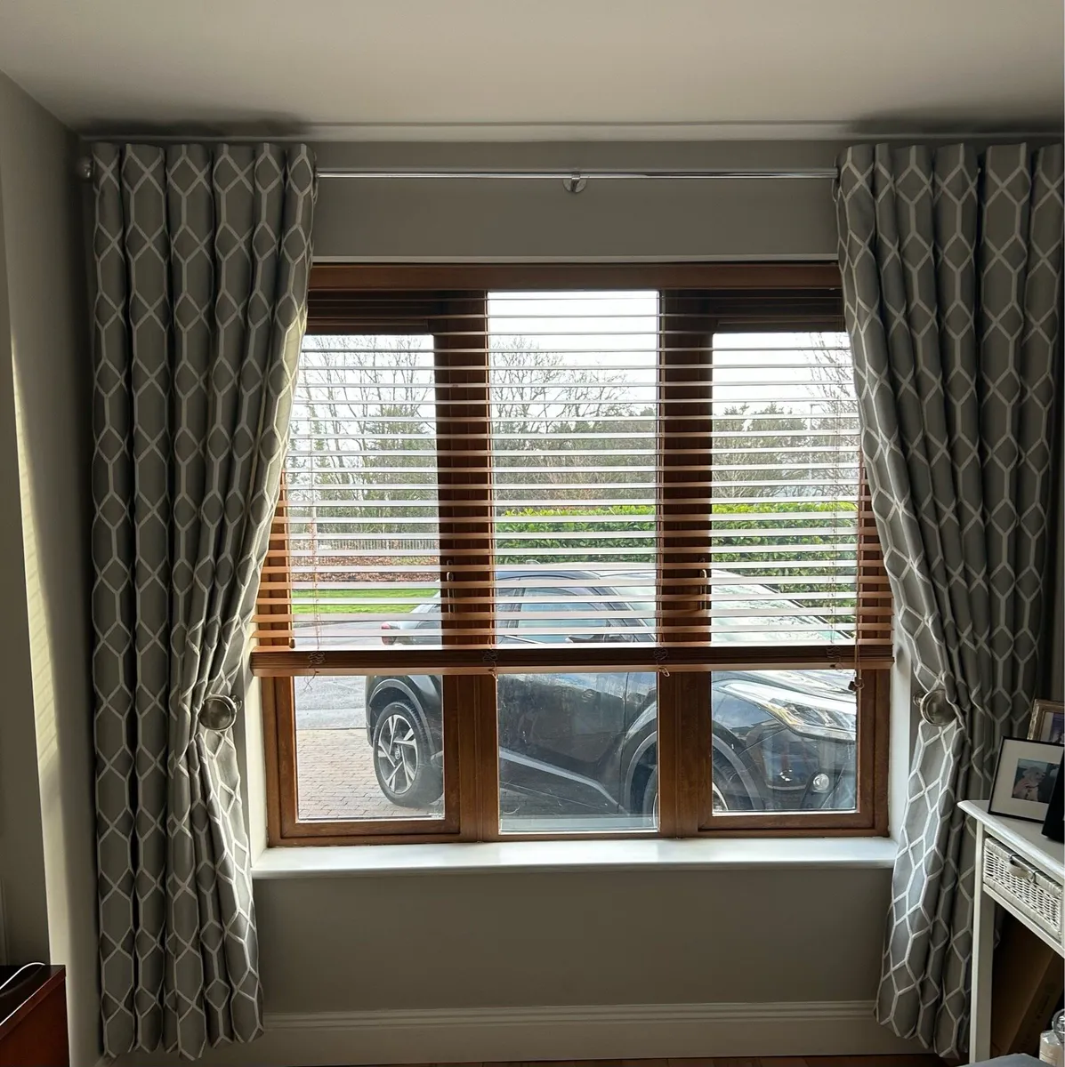 Curtains with curtain pole and holdbacks - Image 1