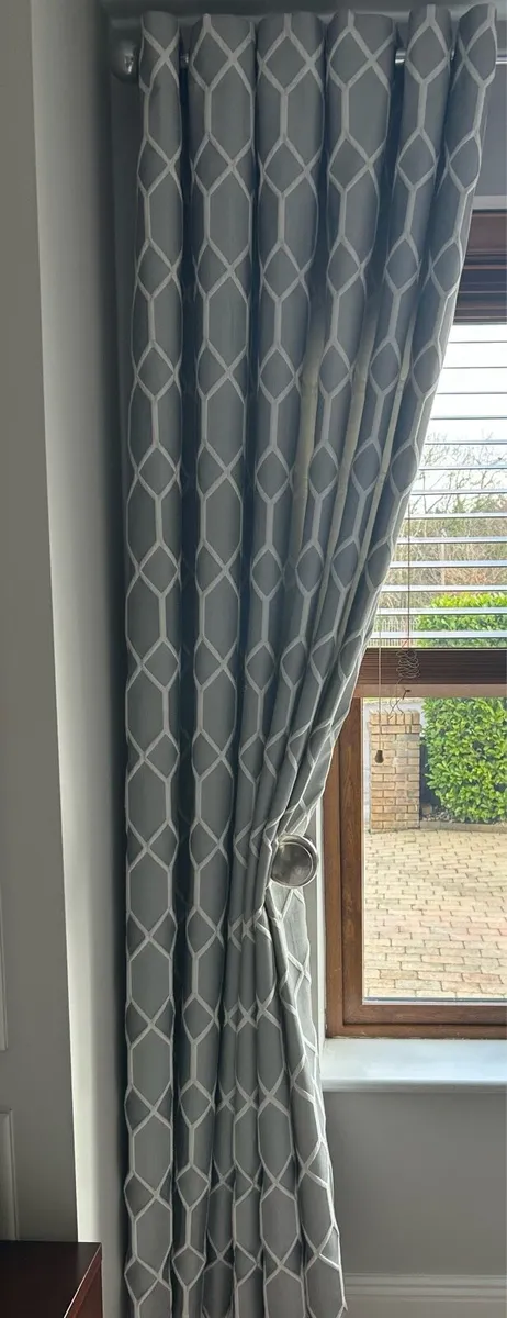 Curtains with curtain pole and holdbacks - Image 4