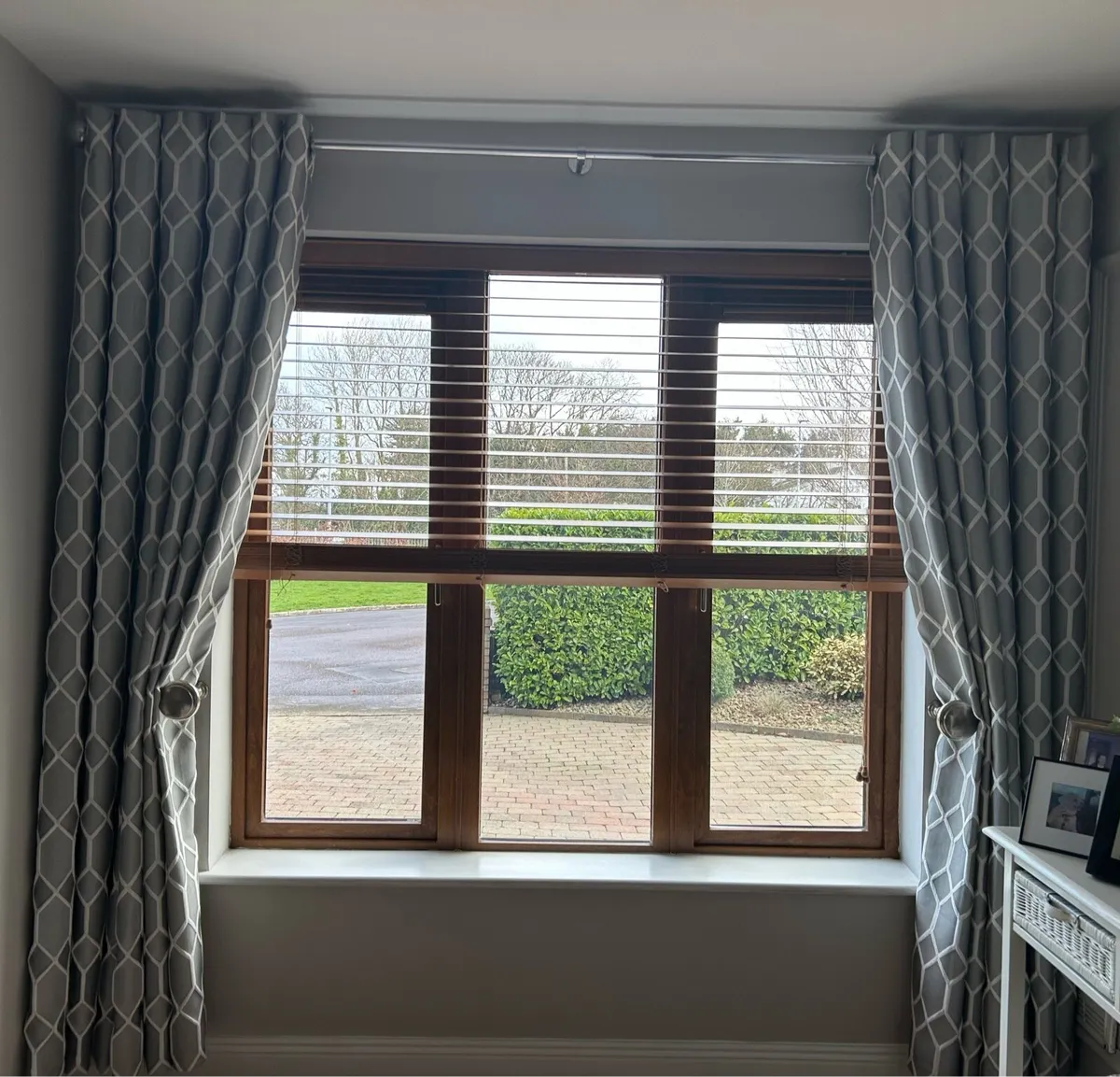 Curtains with curtain pole and holdbacks - Image 2