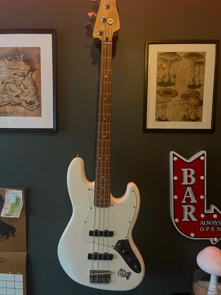 Fender Jazz Bass (Olympic White) - Image 1