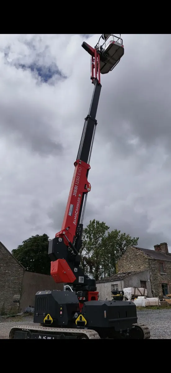 Tracked self propelled cherry picker - Image 1