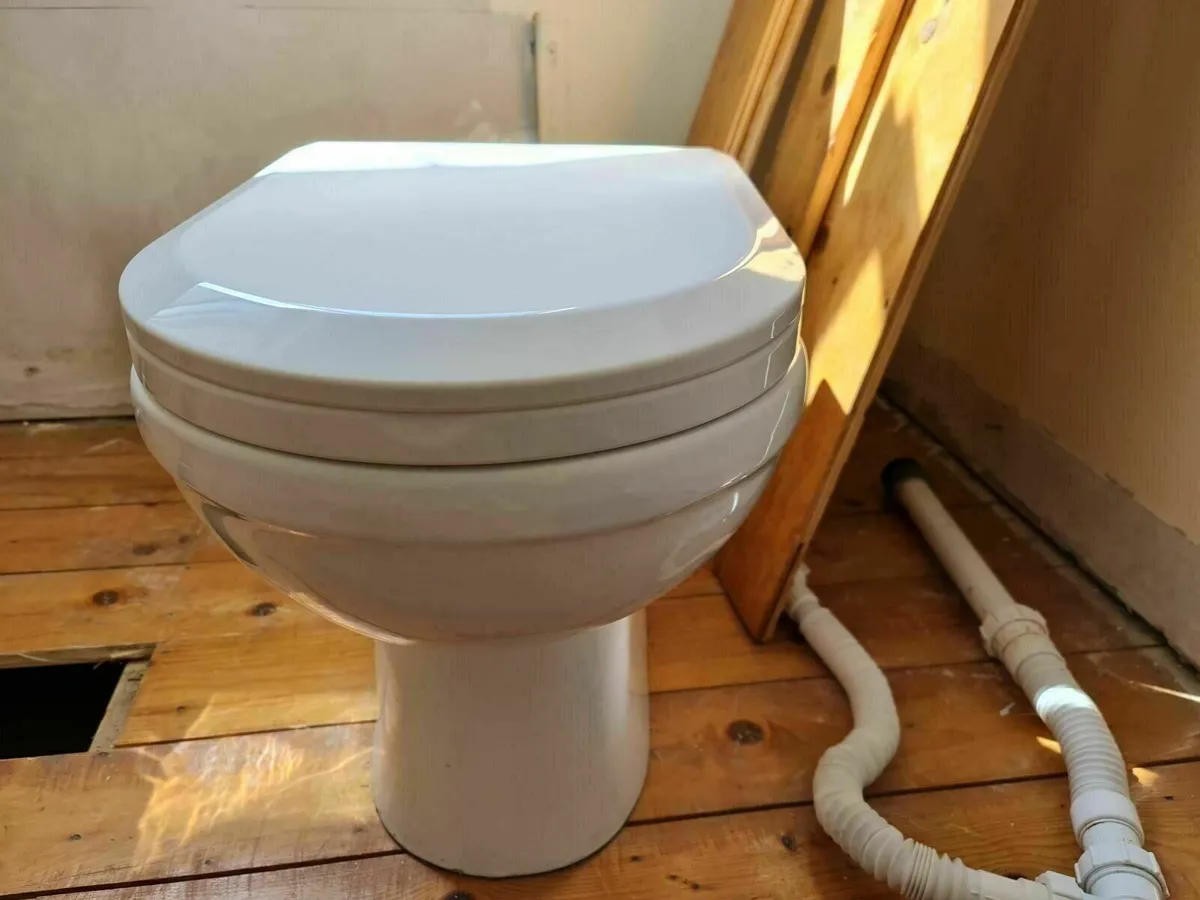 Toilet & concealed cistern - Image 2