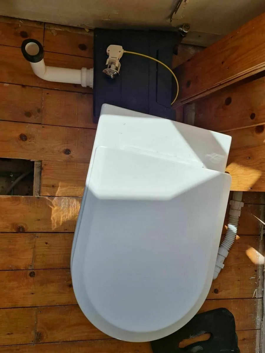 Toilet & concealed cistern - Image 3