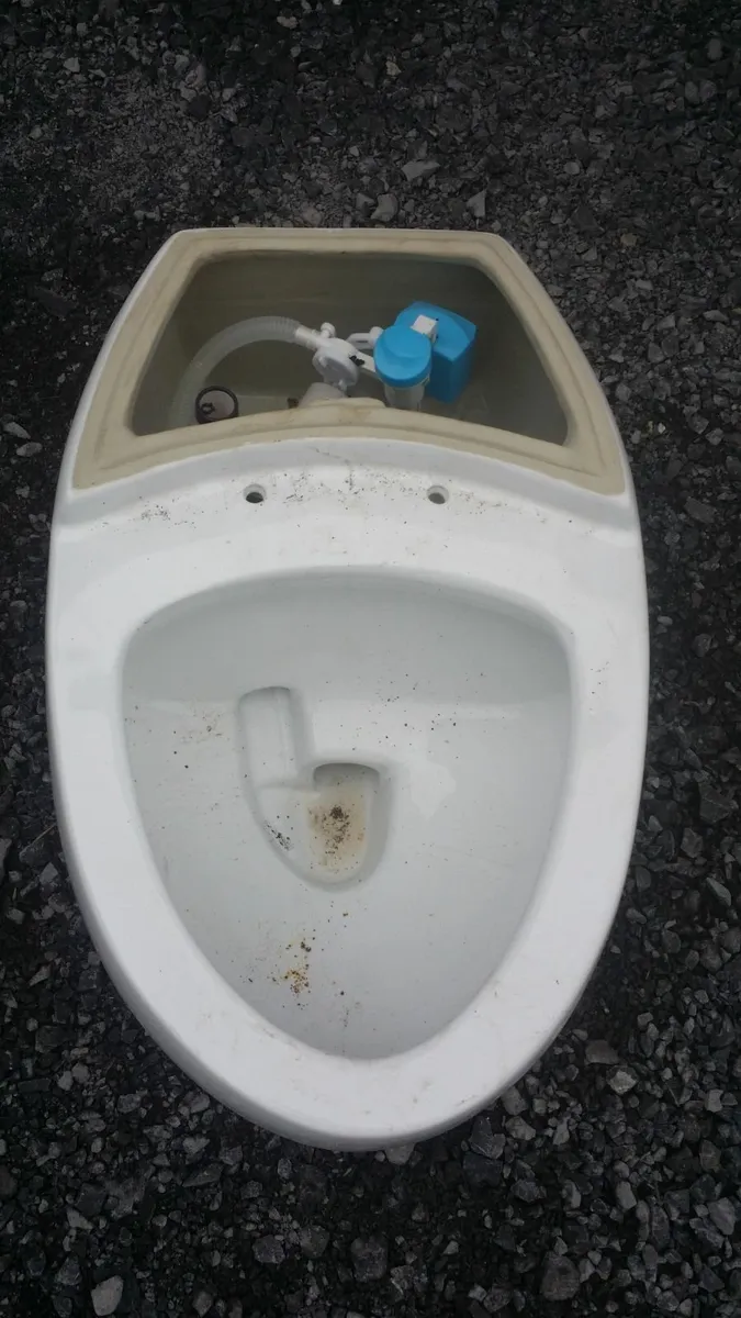 Full bathroom suite only 3 years old - Image 3