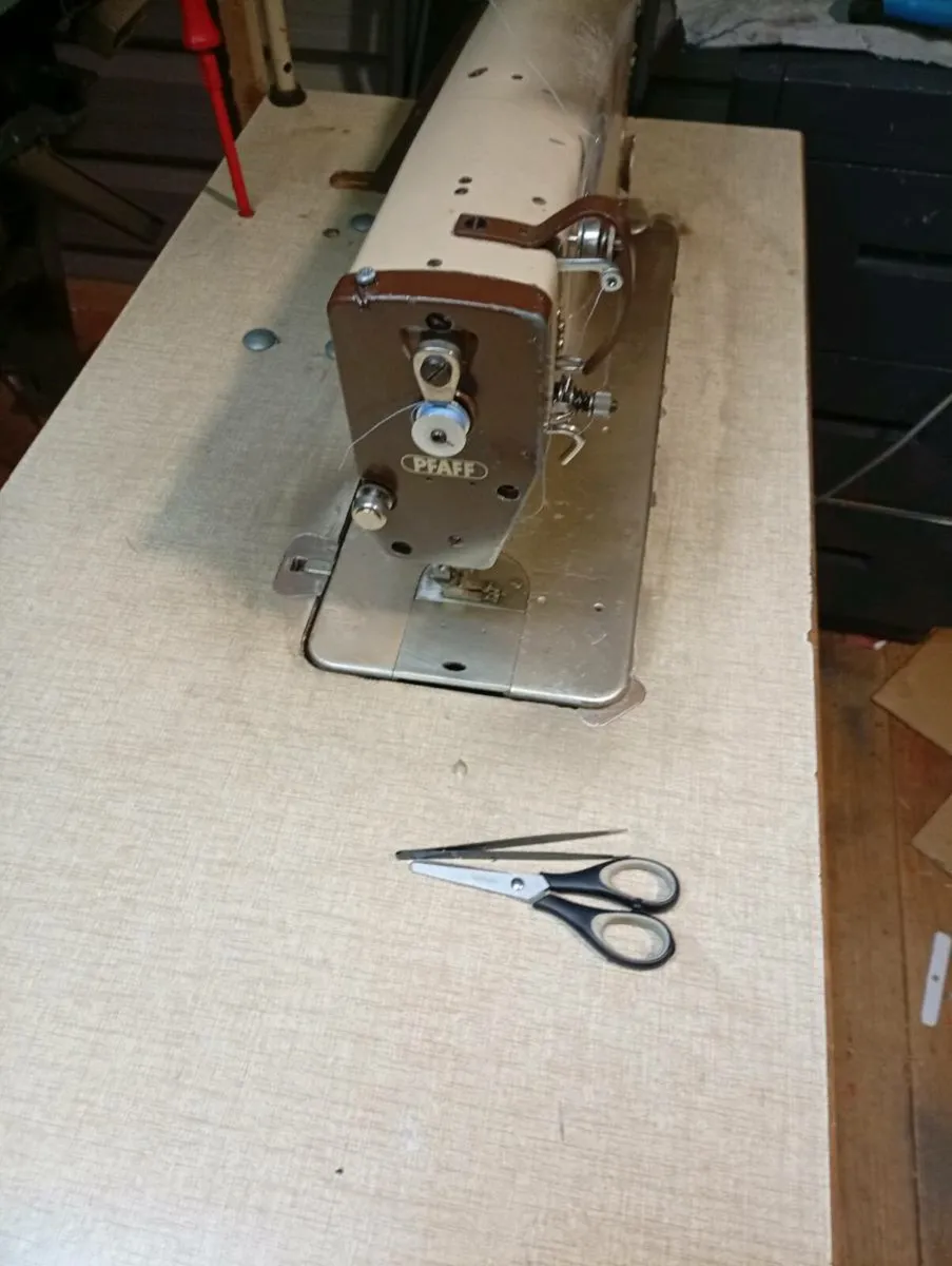 Pfaff industrial sewing machine. - Image 2