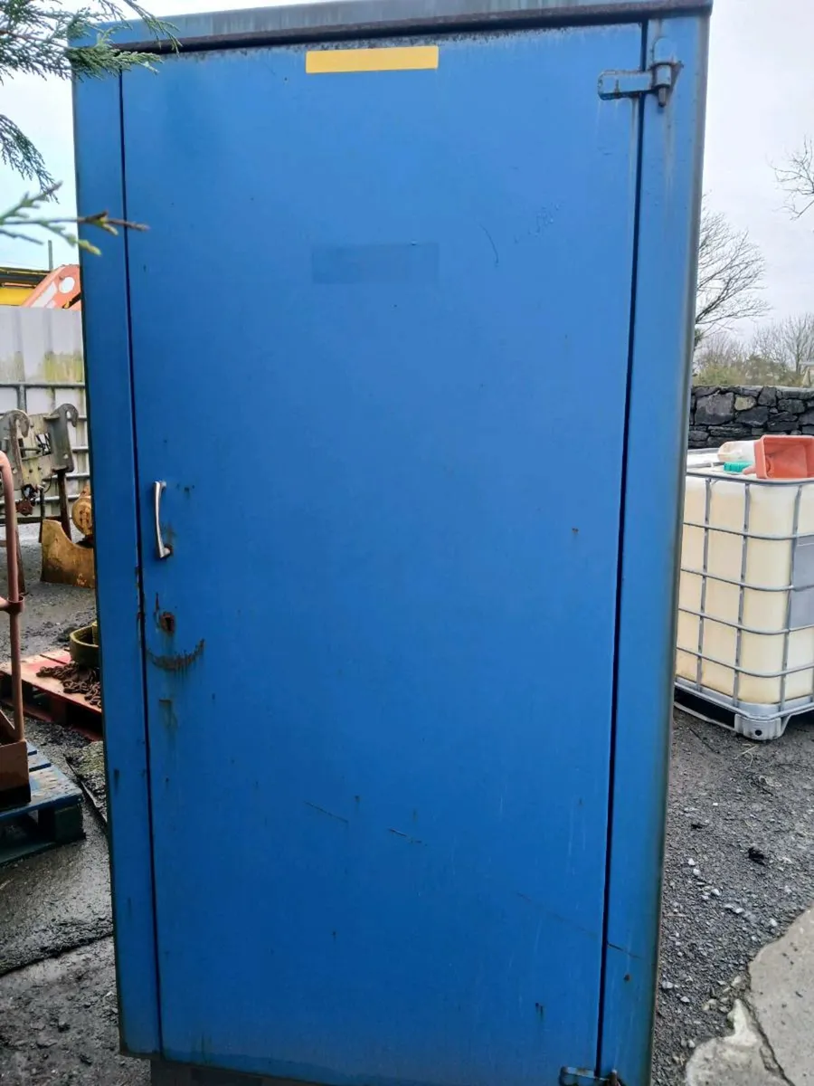 Toilet unit - Image 1