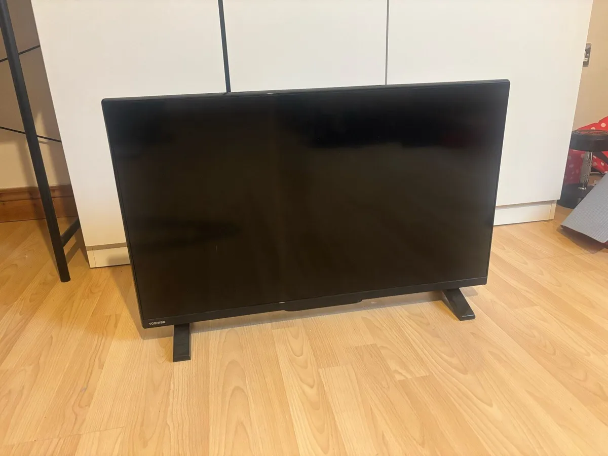 Toshiba 32 inch smart tv - Image 1