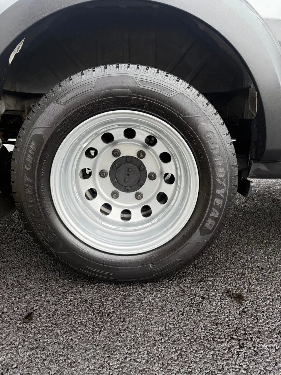 232 Ford Transit Trend 17 Seater - Image 2