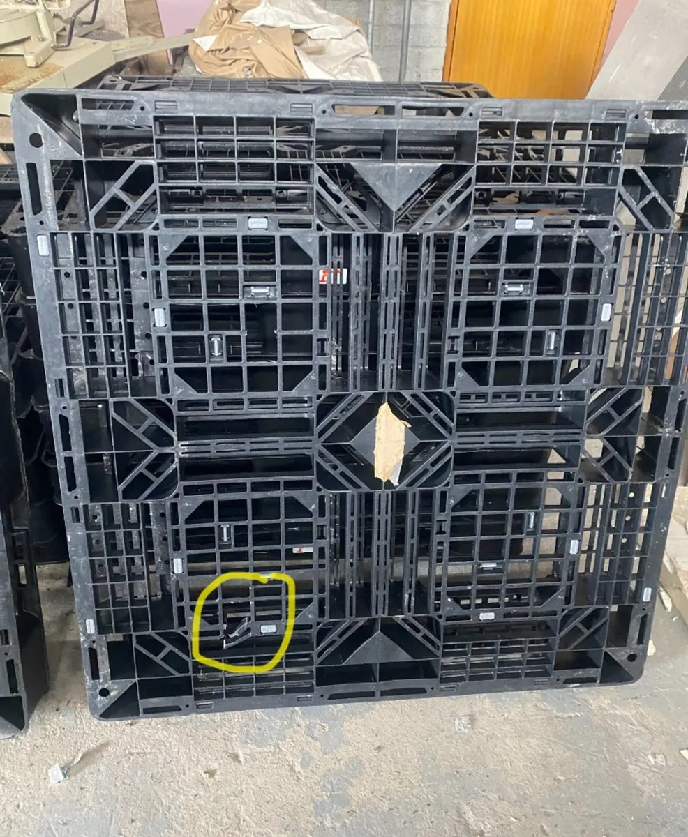 Slightly damaged plastic pallets - Image 2