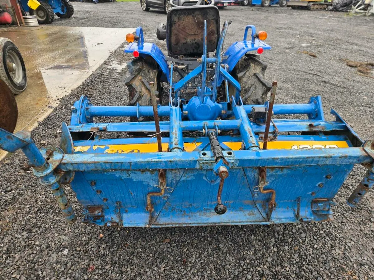 Compact tractor. - Image 4