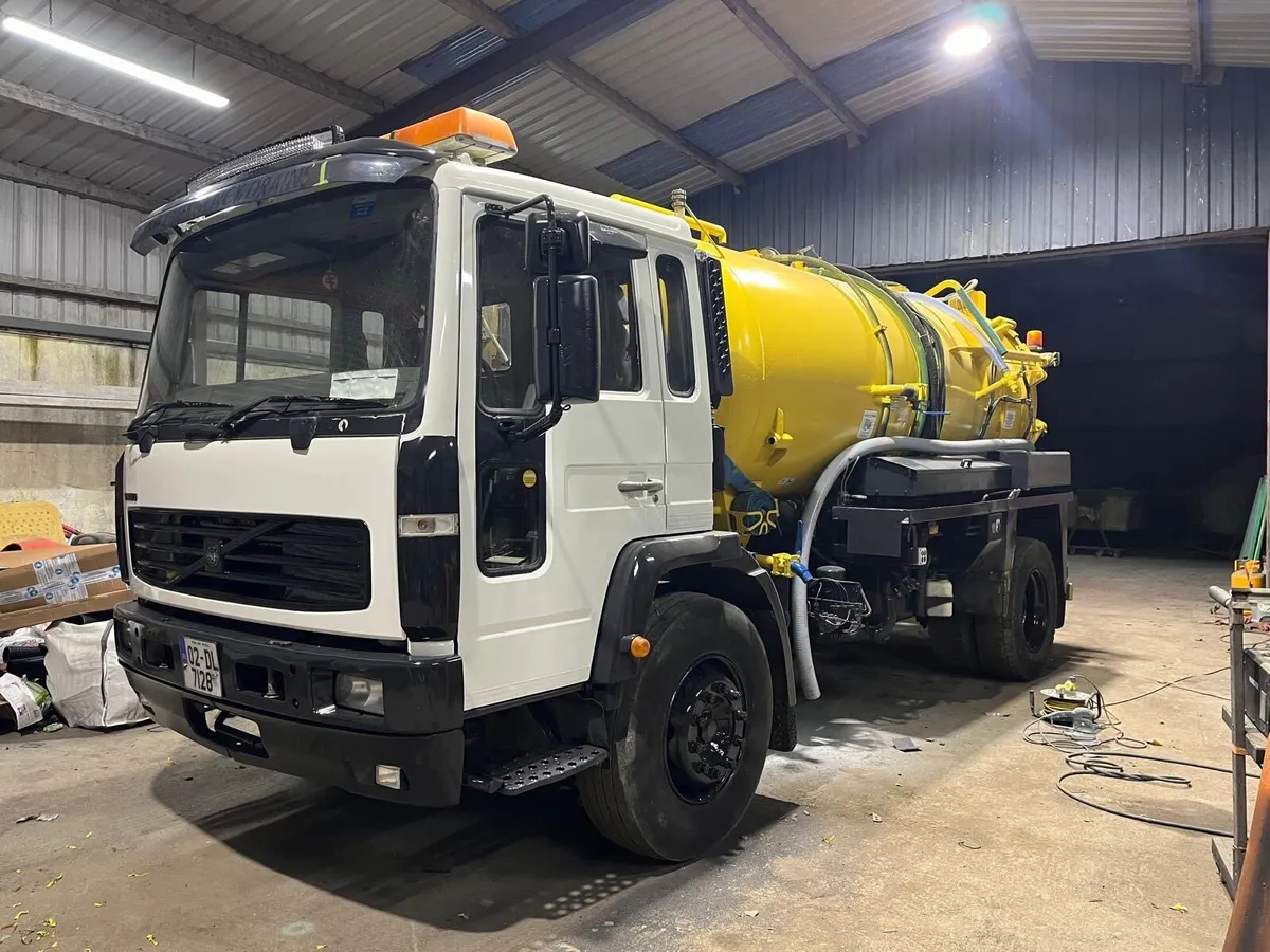 Volvo truck with whale vacuum tanker jetter - Image 2