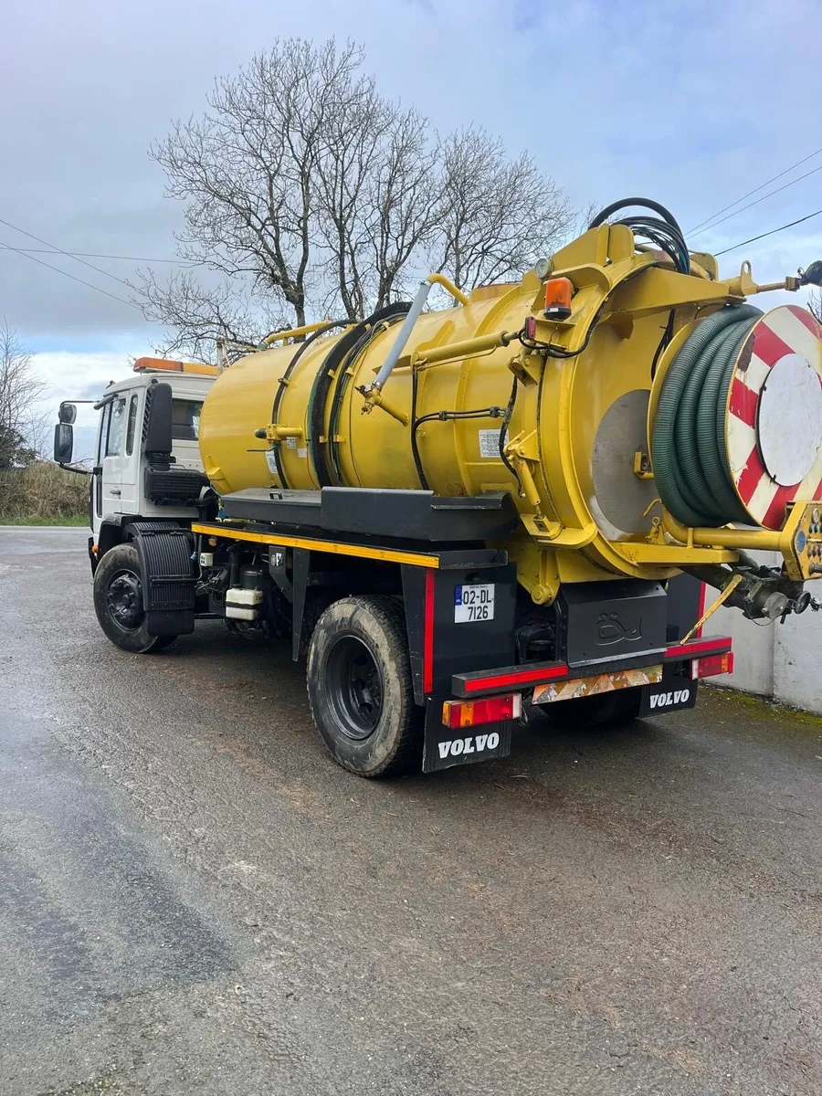 Volvo truck with whale vacuum tanker jetter - Image 4