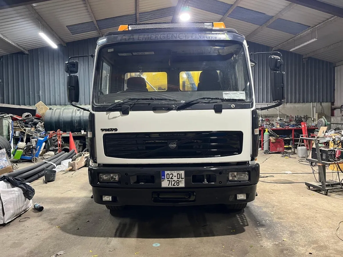 Volvo truck with whale vacuum tanker jetter - Image 4