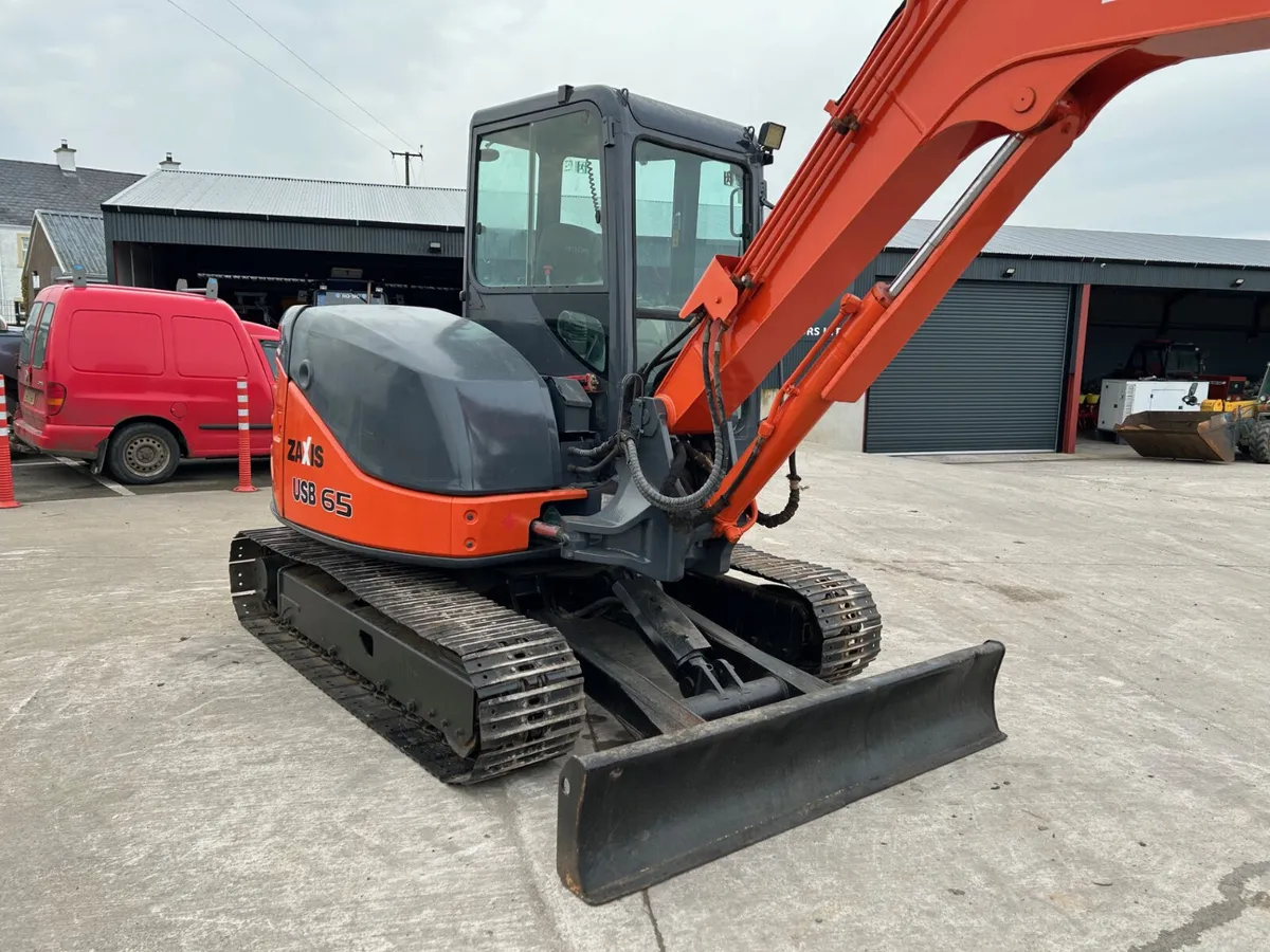 Hitachi  ZX 65 USB-3 C/W Thumb Grab & x2 Buckets - Image 2