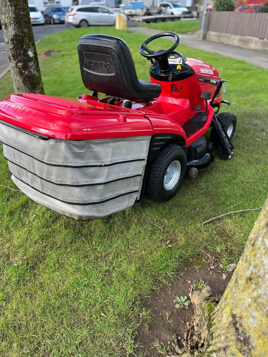 Honda 2427 petrol ride on lawnmower - Image 3