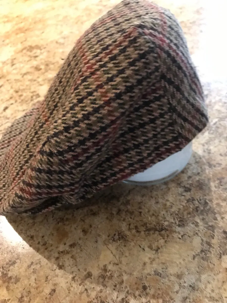 Brown hats of Ireland - Image 3