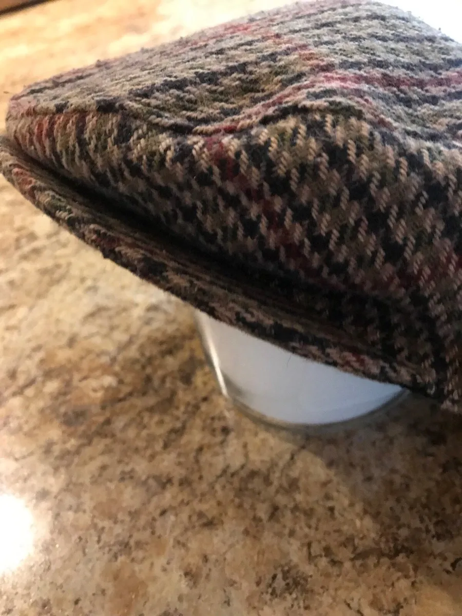 Brown hats of Ireland - Image 2