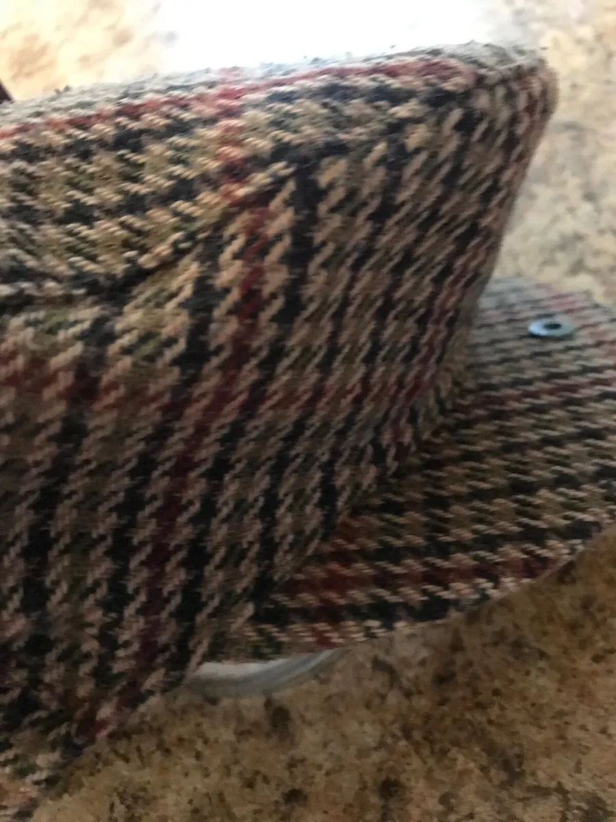 Brown hats of Ireland - Image 4