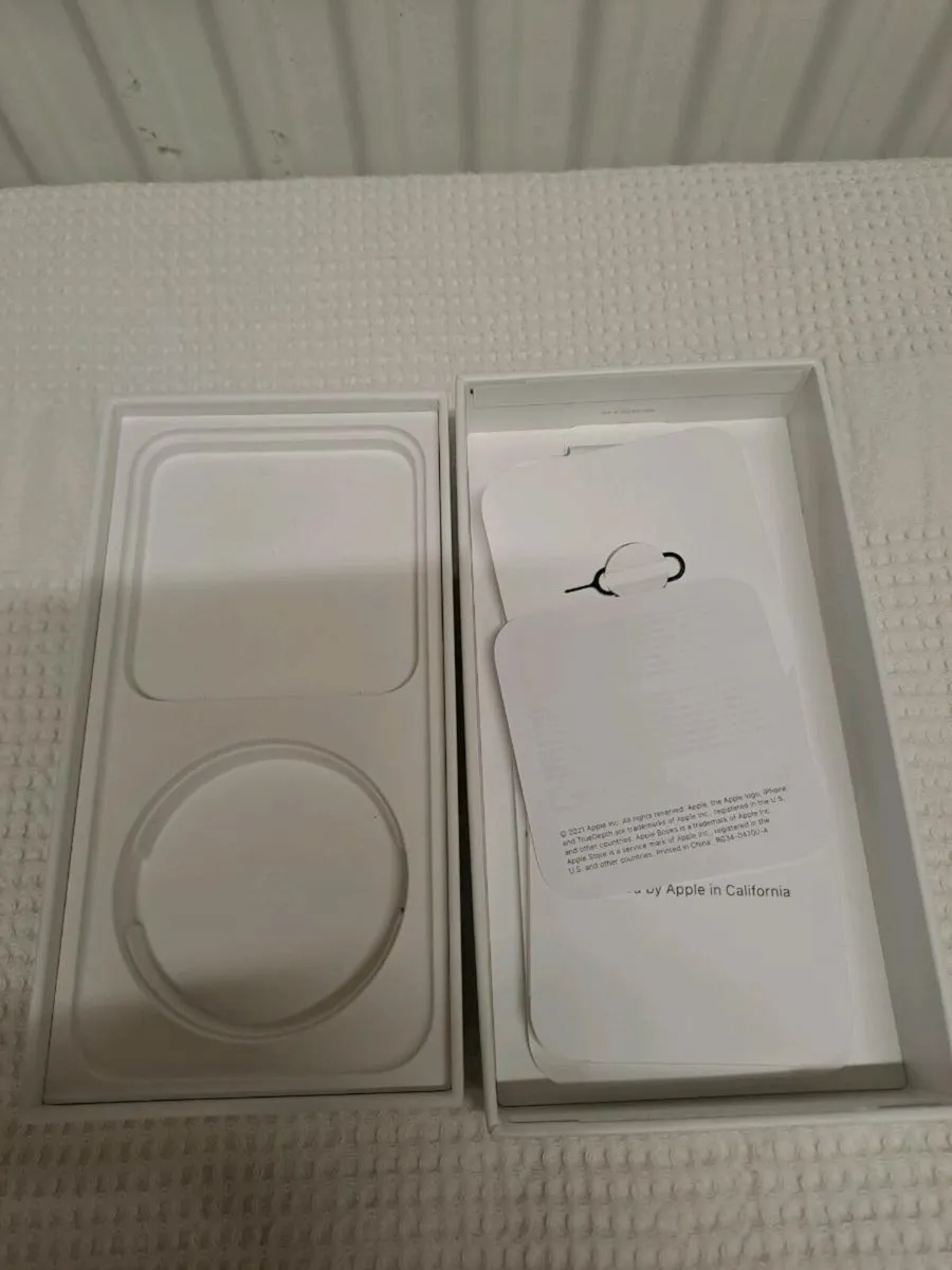 Empty iPhone 13 box - Image 3