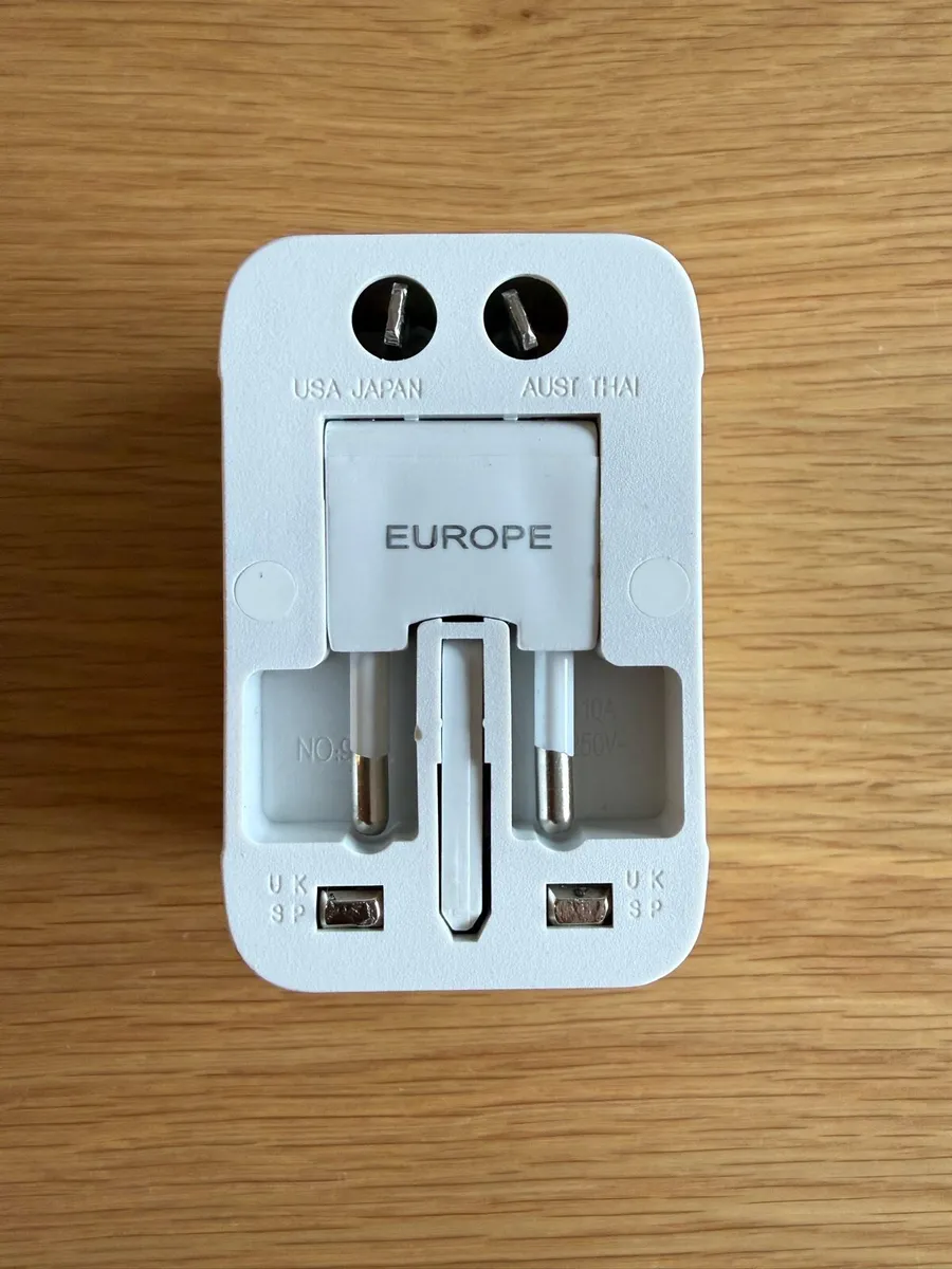 Universal travel adaptor - Image 1