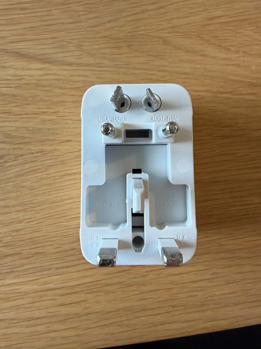 Universal travel adaptor - Image 3