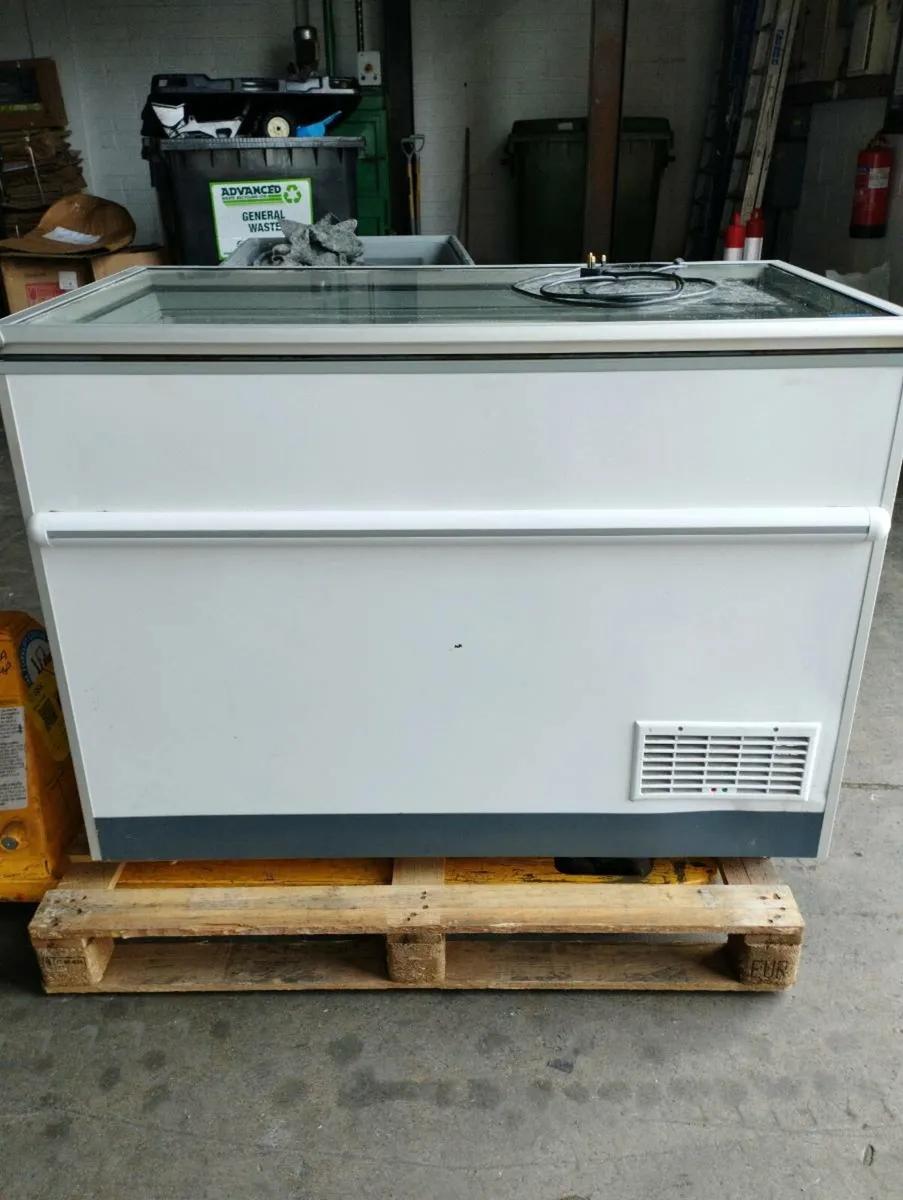 Commercial chest freezer - Image 1