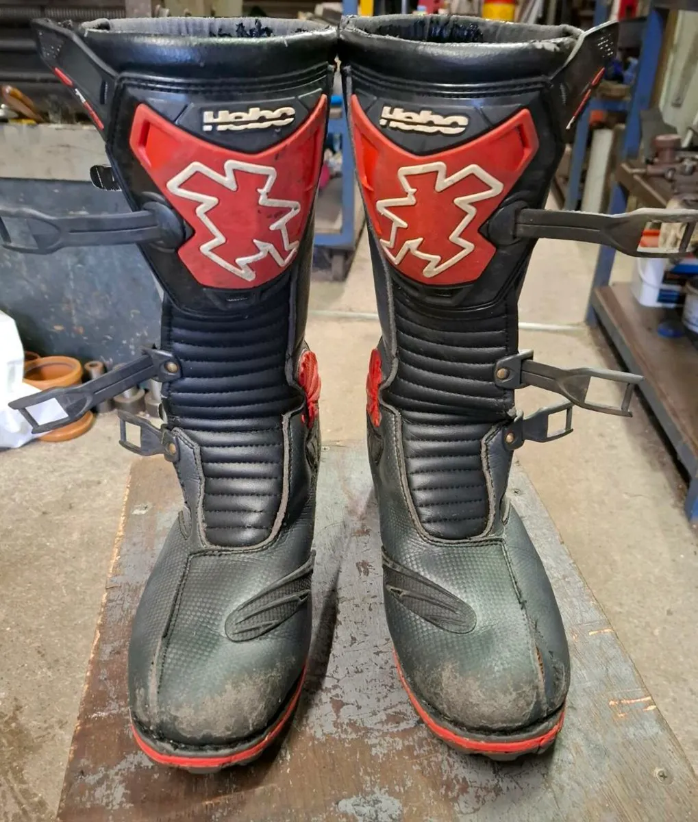 Trials boots and helmet - Image 1