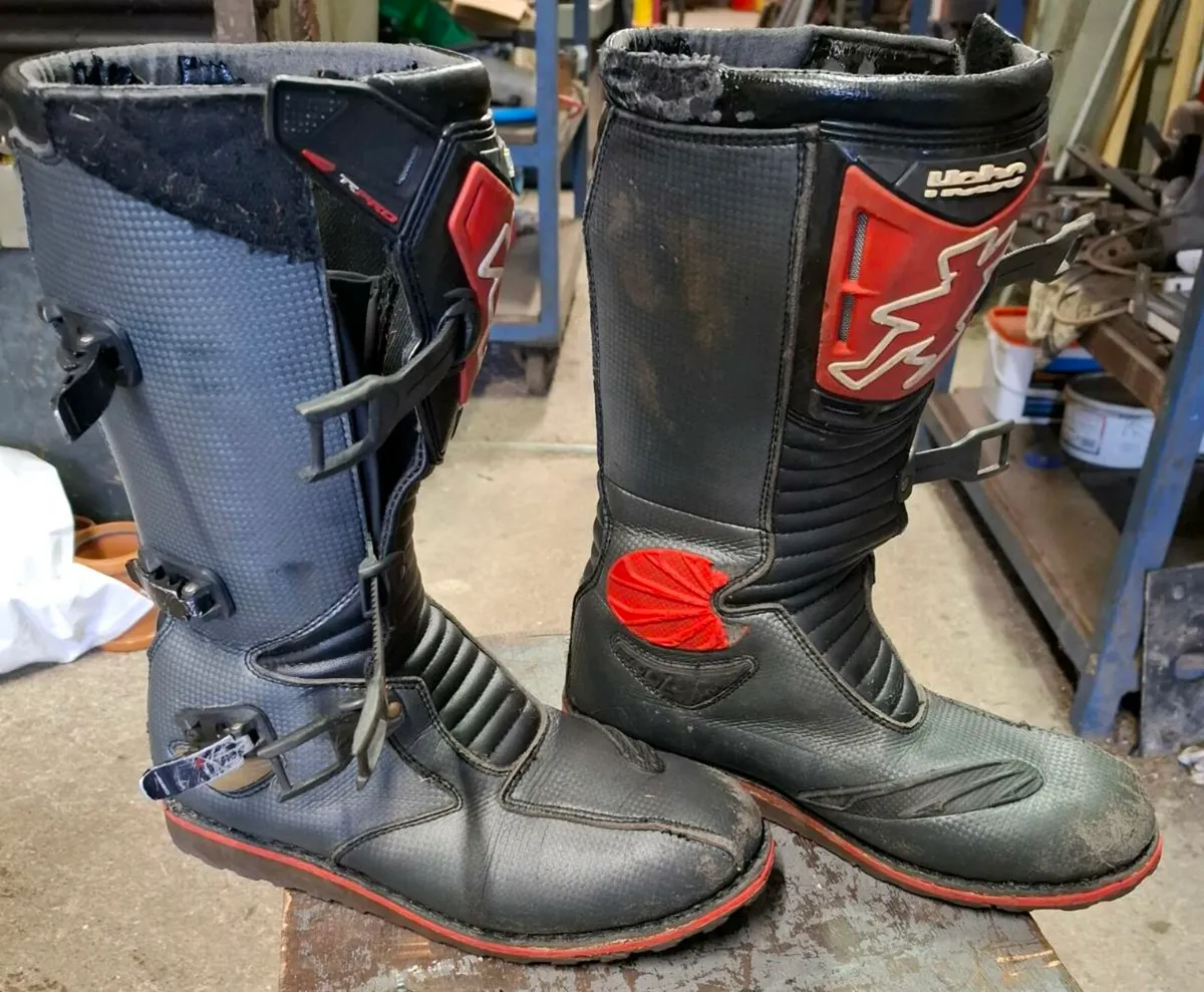 Trials boots and helmet - Image 2
