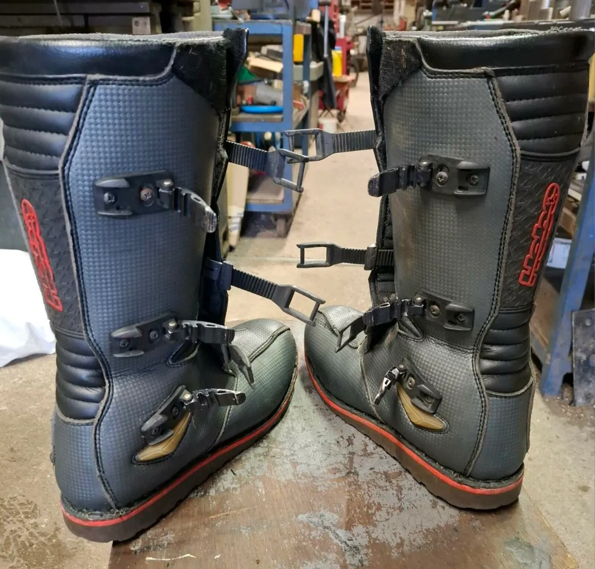 Trials boots and helmet - Image 3