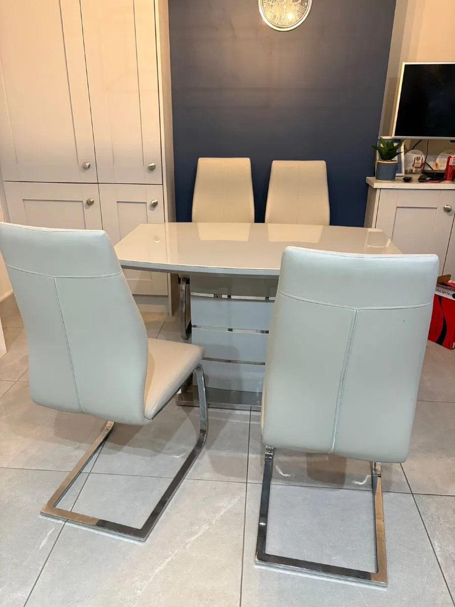 Modern High-Gloss Dining Table with 4 Cream Chairs - Image 1
