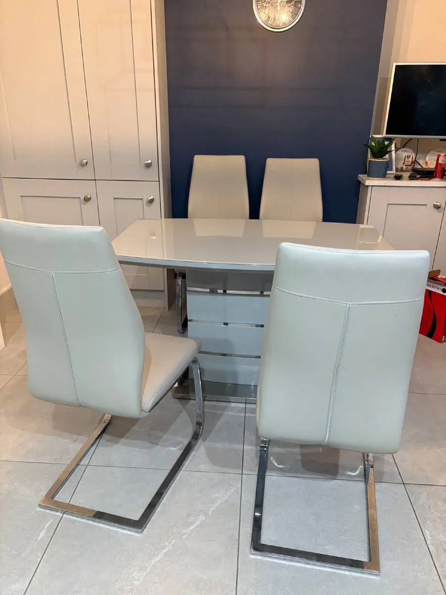 Modern High-Gloss Dining Table with 4 Cream Chairs - Image 3