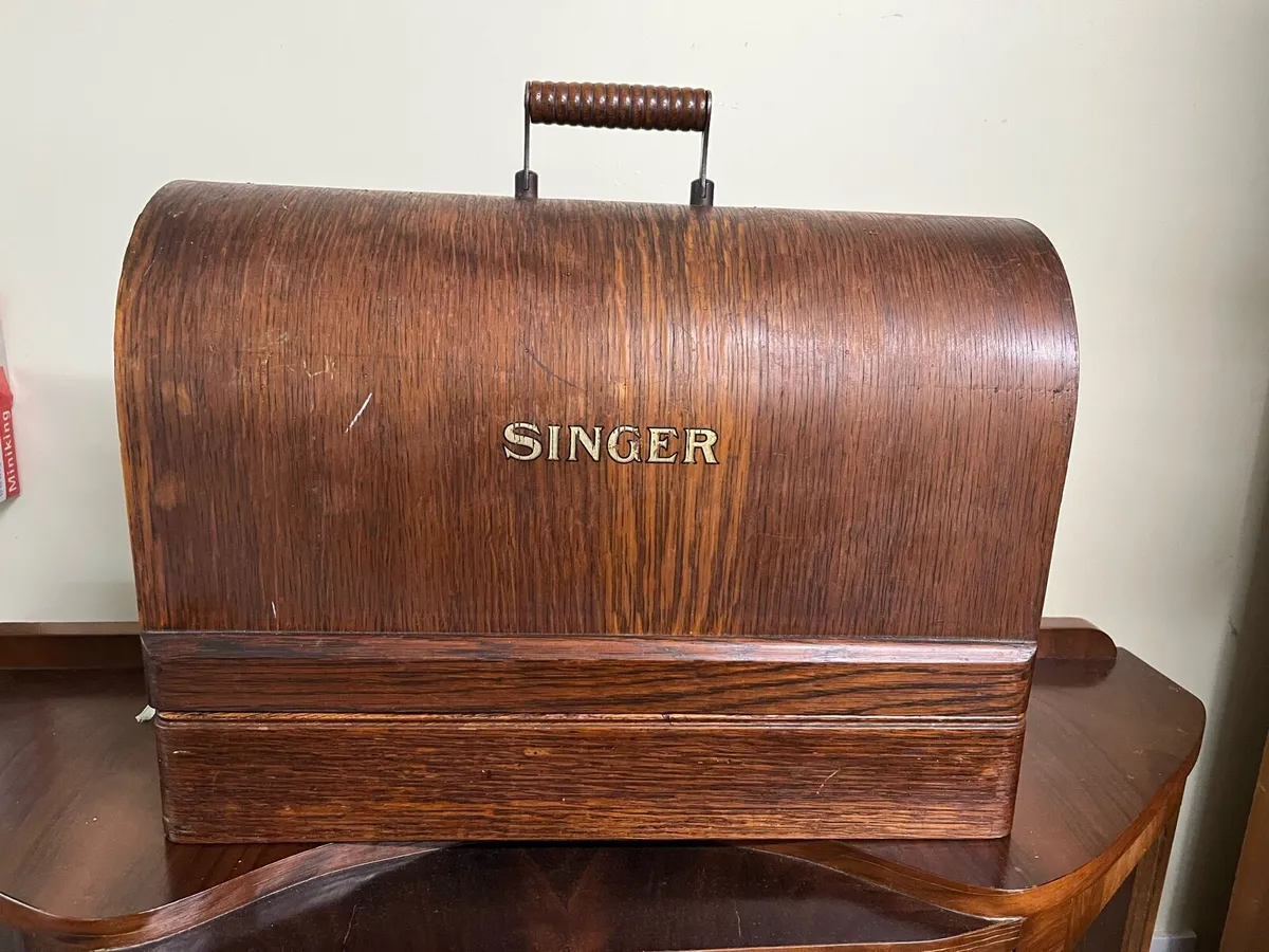 Antique sewing machine - Image 1