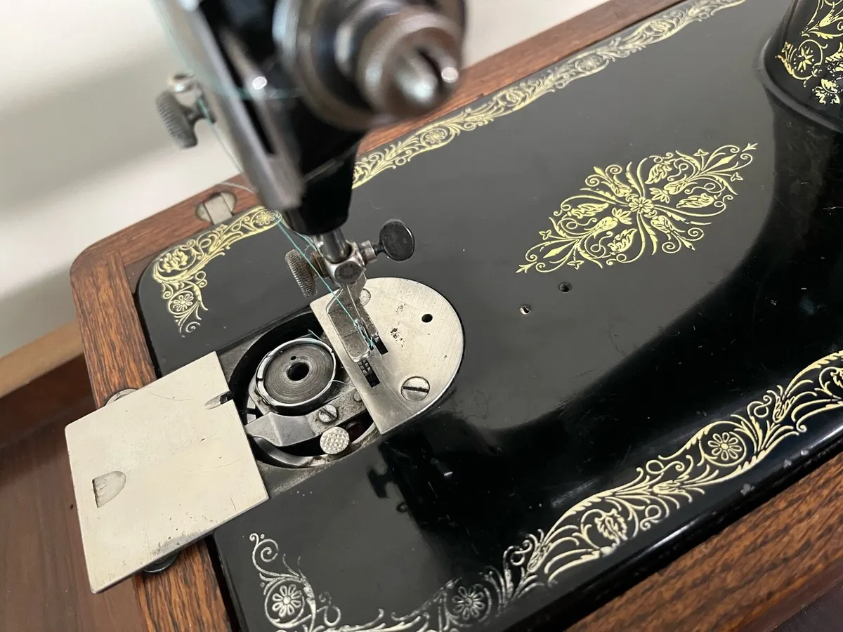 Antique sewing machine - Image 3