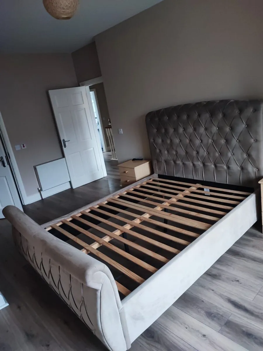 Velvet Tuffed King Size  Sleigh Bed - Image 3